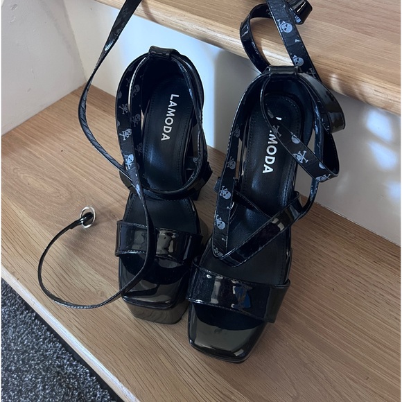 Lamoda black patent strappy chunky heel platform sandal. Size 6 - Picture 3 of 6